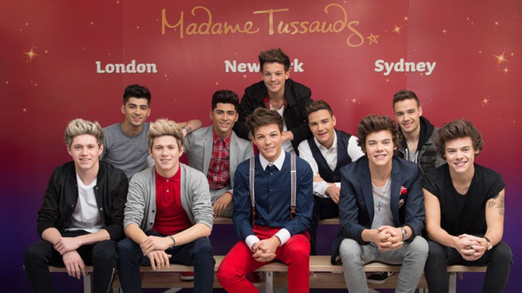 Harry Styles, Liam Payne, Louis Tomlinson, Niall Hora y Zayn Malik con sus dobles