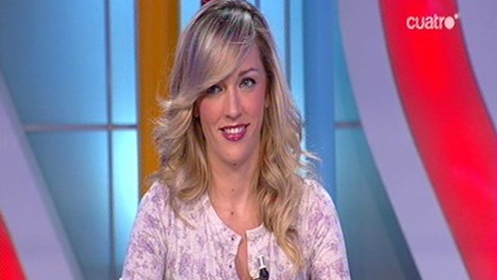 Anna con camisa malva estampada