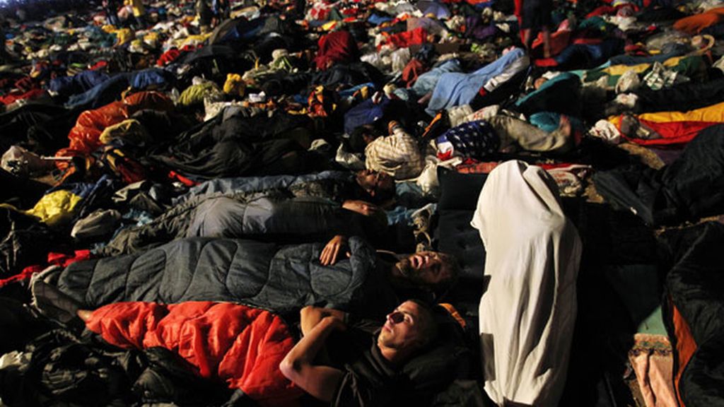 Los peregrinos descansan en el aeródromo de Cuatro Vientos