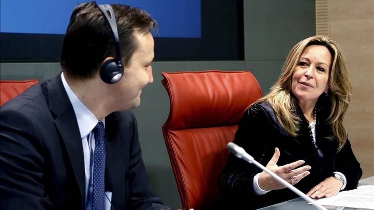 La ministra de Asuntos Exteriores, Trinidad Jiménez, y su homólogo polaco, Radoslaw Sikorski, durante la rueda de prensa que han ofrecido hoy en el palacio de Viana de Madrid. EFE La ministra de Asuntos Exteriores, Trinidad Jiménez, y su homólogo polaco, Radoslaw Sikorski, durante la rueda de prensa que han ofrecido hoy en el palacio de Viana de Madrid. EFE