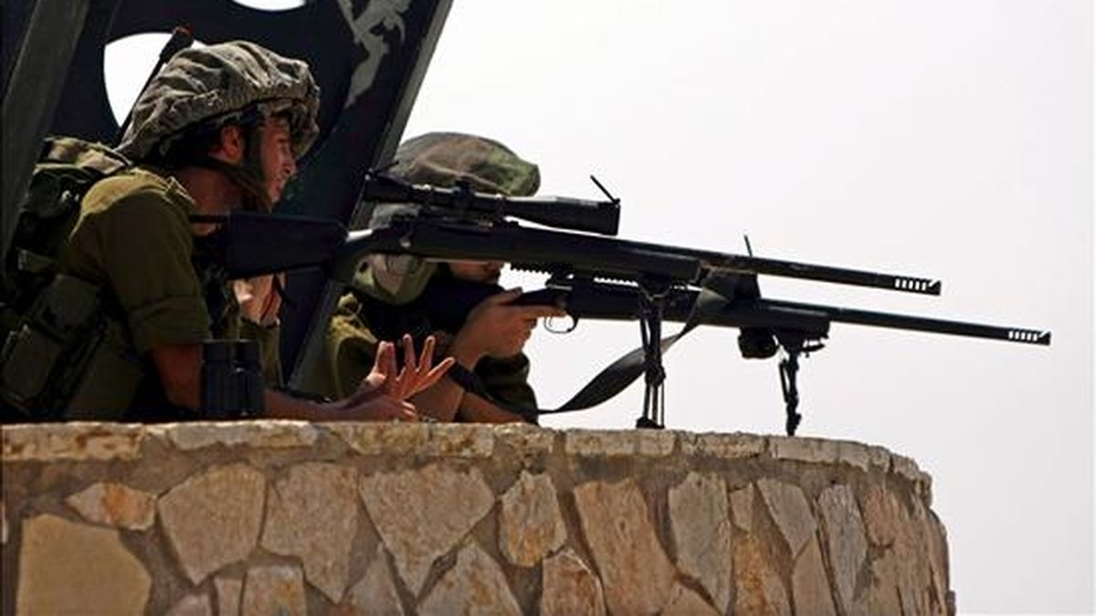 Soldados israelíes toman posiciones durante un choque armado con tropas libanesas, en la frontera entre Israel y el Líbano, en la localidad de Meskav Amm, el pasado 3 de agosto. EFE/Archivo