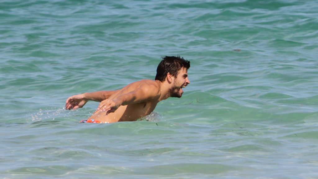 Piqué se divierte en la playa sin Shakira