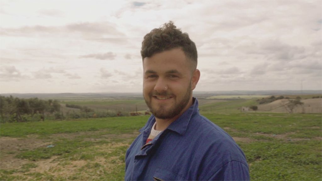 Apasionado de las cabras, quiere un amor para toda la vida