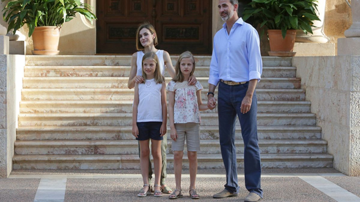 Los Reyes y sus hijas vuelven a abrir el Palacio de Marivent para el posado tradicional