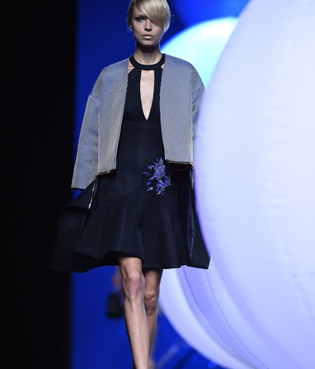 Bordados y drapeados rompen la geometría