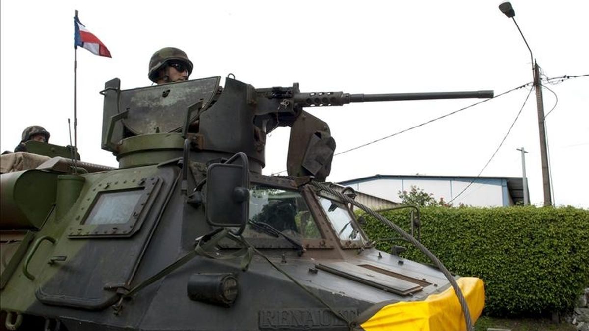 Fotografía facilitada por el Ministerio de Defensa francés, que muestra a un soldado de la misión francesa "Licorne", en coordinación con la misión de Naciones Unidas en Costa de Marfil (ONUCI), a bordo de un vehículo armado durante una patrulla en Abiyán (Costa de Marfil). EFE