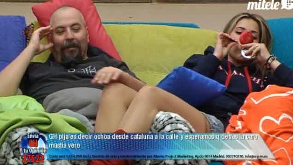 Juan, además de dejarse querer, también se deja depilar las cejas...