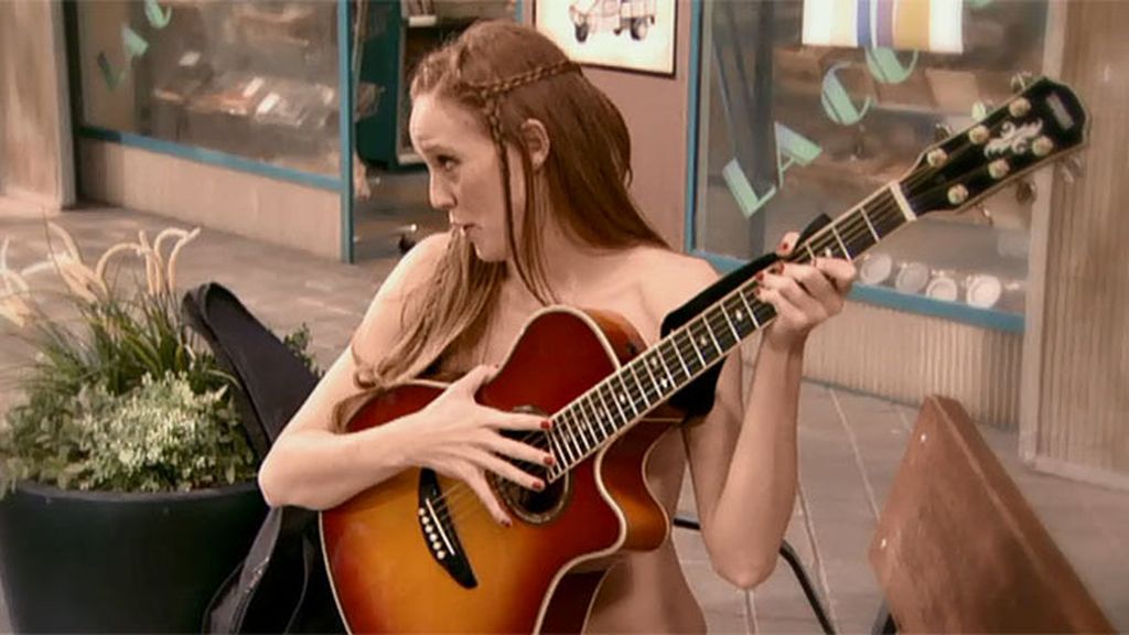 La actriz da vida a una joven y atractiva cantautora