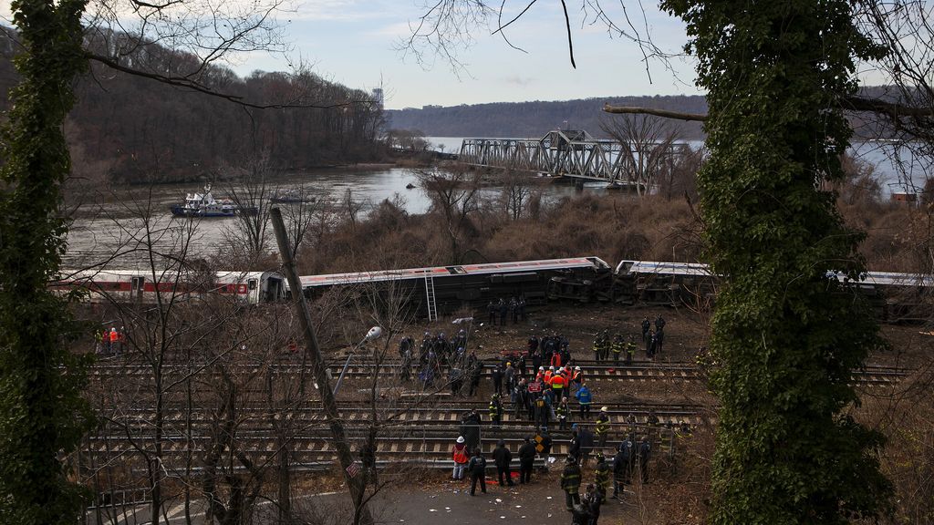 Descarrila un tren de pasajeros en Nueva York
