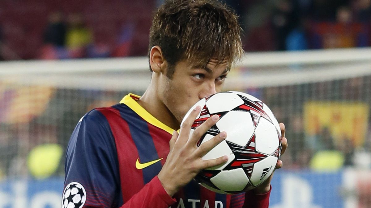 Neymar besa el balón tras anotar un hat trick al Celtic