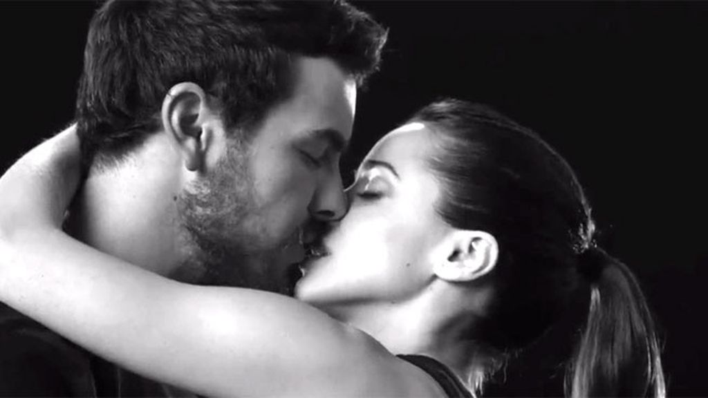 Así fue el besazo a lo Romeo y Julieta de Mario Casas y Macarena