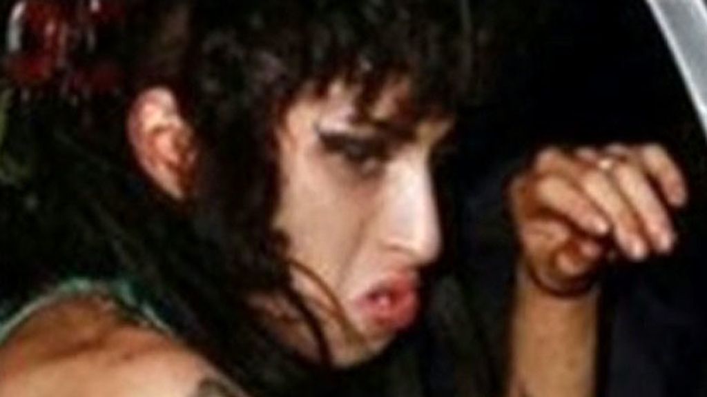 Amy Winehouse bajo los efectos de las drogascomo una campaña antidrogas