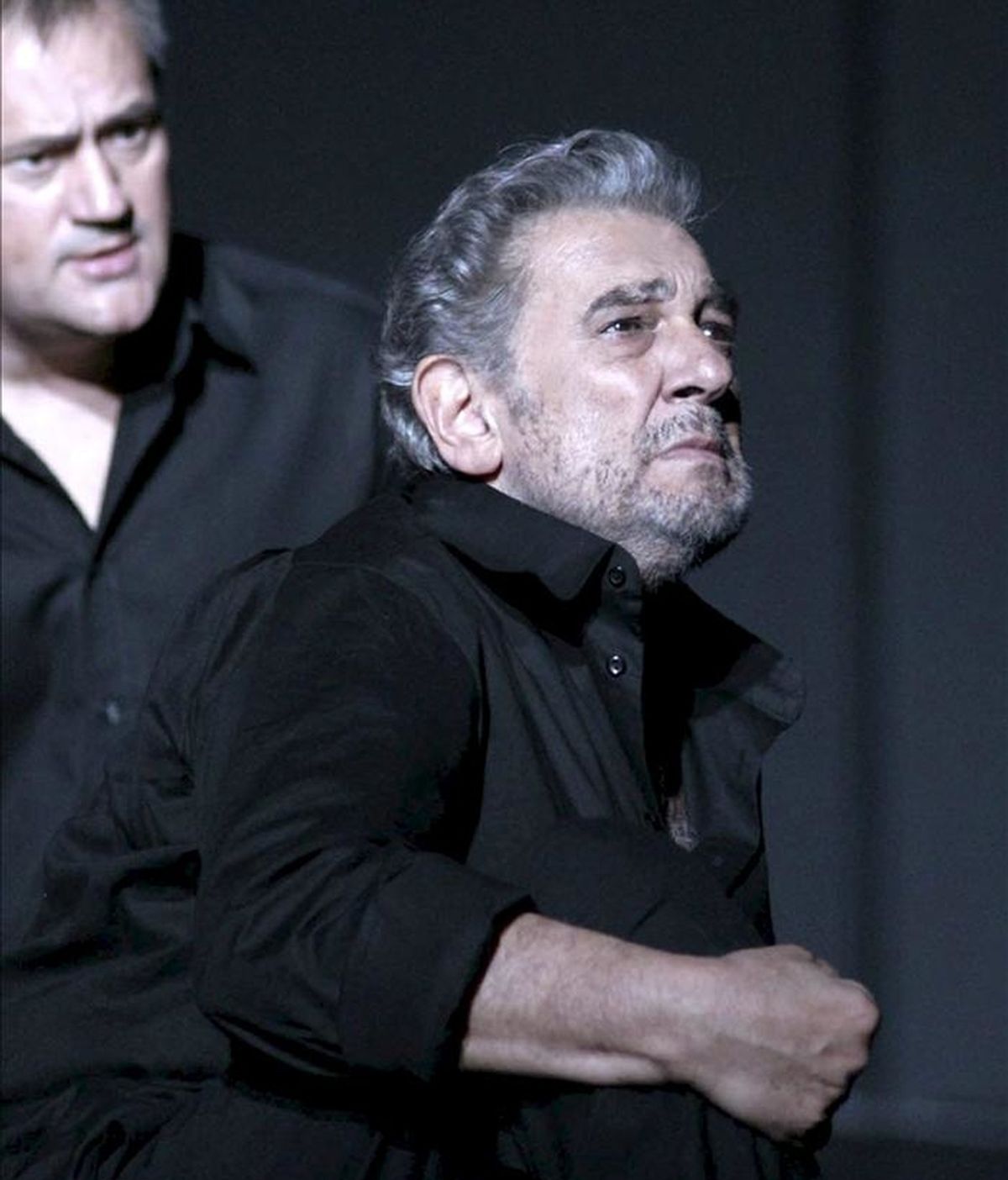 Fotografía facilitada por el Teatro Real de los tenores Plácido Domingo (d), en el papel de Oreste, y Paul Groves (i), interpretando a Pylade, durante el pase gráfico de la ópera de Gluck "Iphigénie en Tauride". EFE