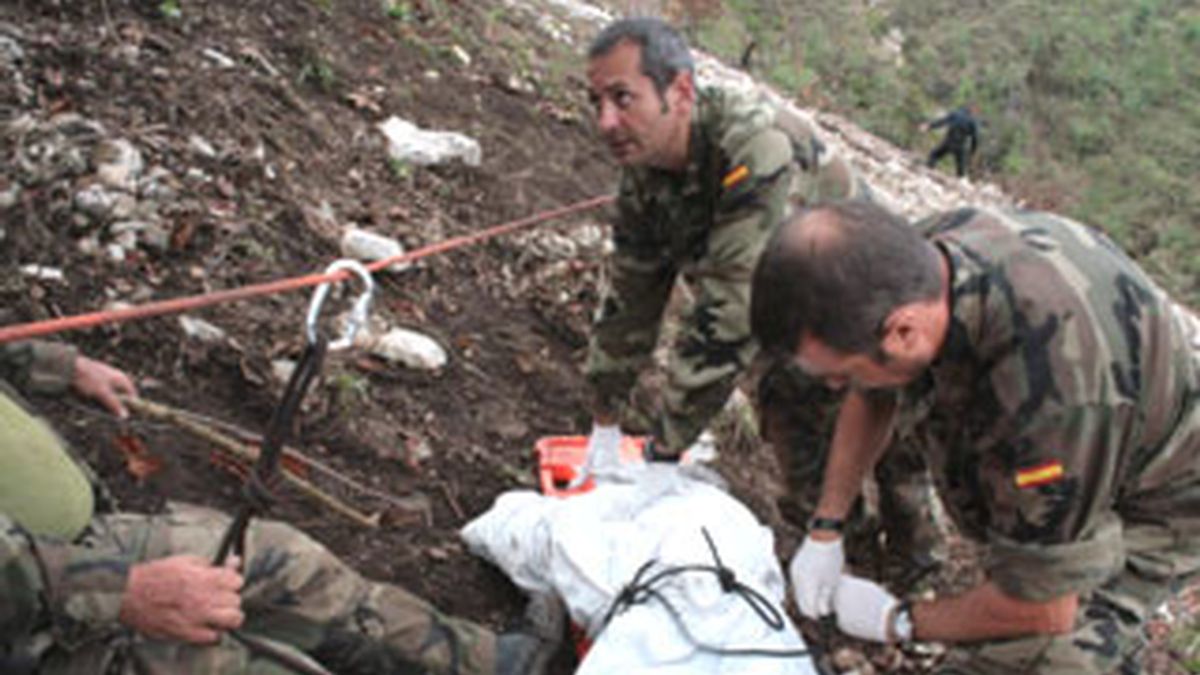 Militares españoles preparan el cuerpo de uno de los 4 compañeros fallecidos en el accidente de helicóptero en Haití. Foto: EFE