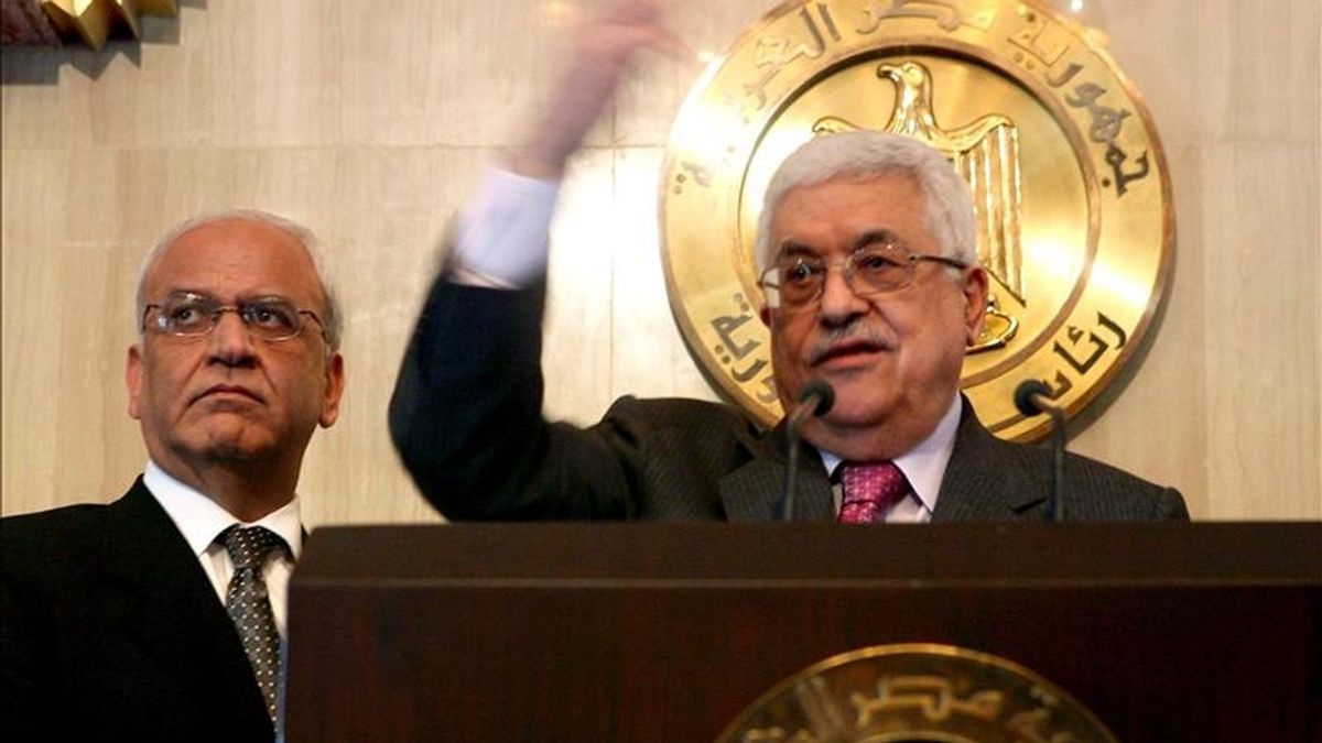 Foto fechada el 24 de enero de 2010 que muestra al hasta ahora negociador jefe, Saeb Erekat (i), y el presidente palestino, Mahmud Abás, durante una rueda de prensa en El Cairo. EFE