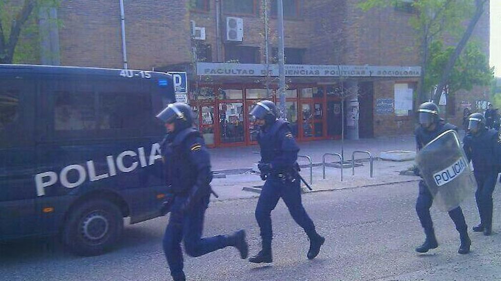 Antidisturbios en la facultad de Ciencias Políticas de Somosaguas