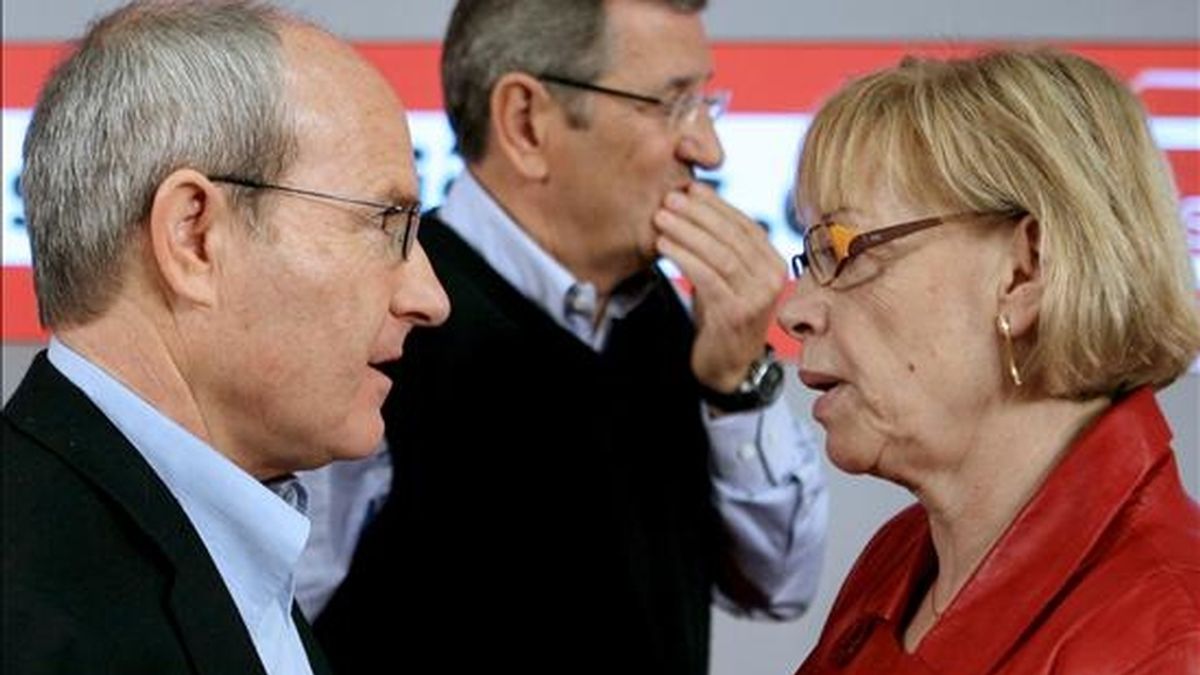 El primer secretario del PSC y presidente de la Generalitat de Cataluña, José Montilla, charla con Maria Badia, momentos antes de la reunión hoy del consejo nacional del partido, en el que se formalizó la lista para las próximas elecciones europeas que encabezará por primera vez por la propia Badia. EFE