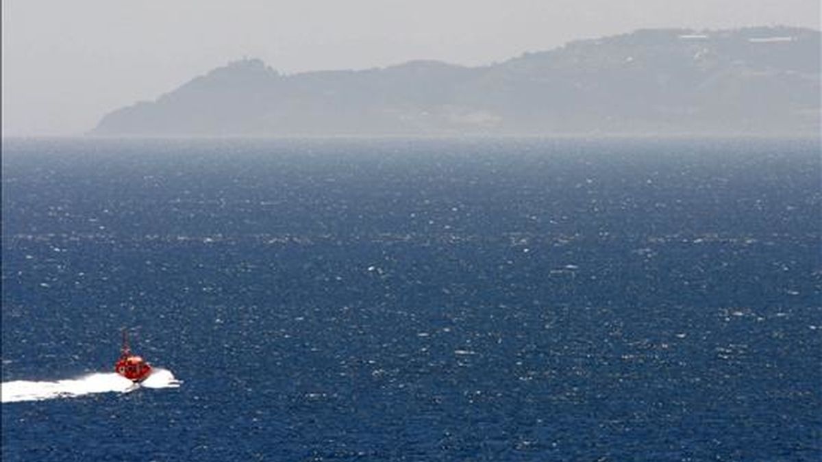 Una embarcación de Salvamento Marítimo en tareas de búsqueda de 18 inmigrantes desaparecidos que viajaban en una patera que naufragó ayer cerca de Tarifa (Cádiz). EFE