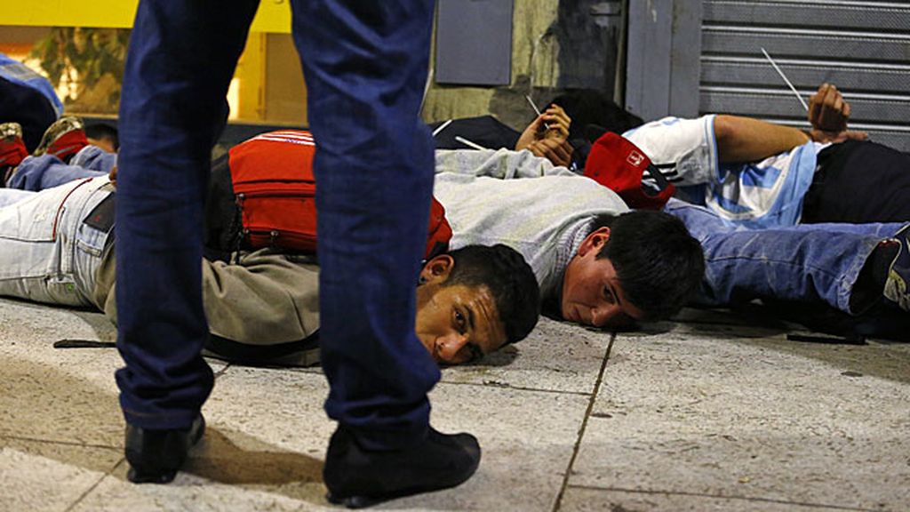 Lluvia de golpes y de piedras en la Plaza del Obelisco