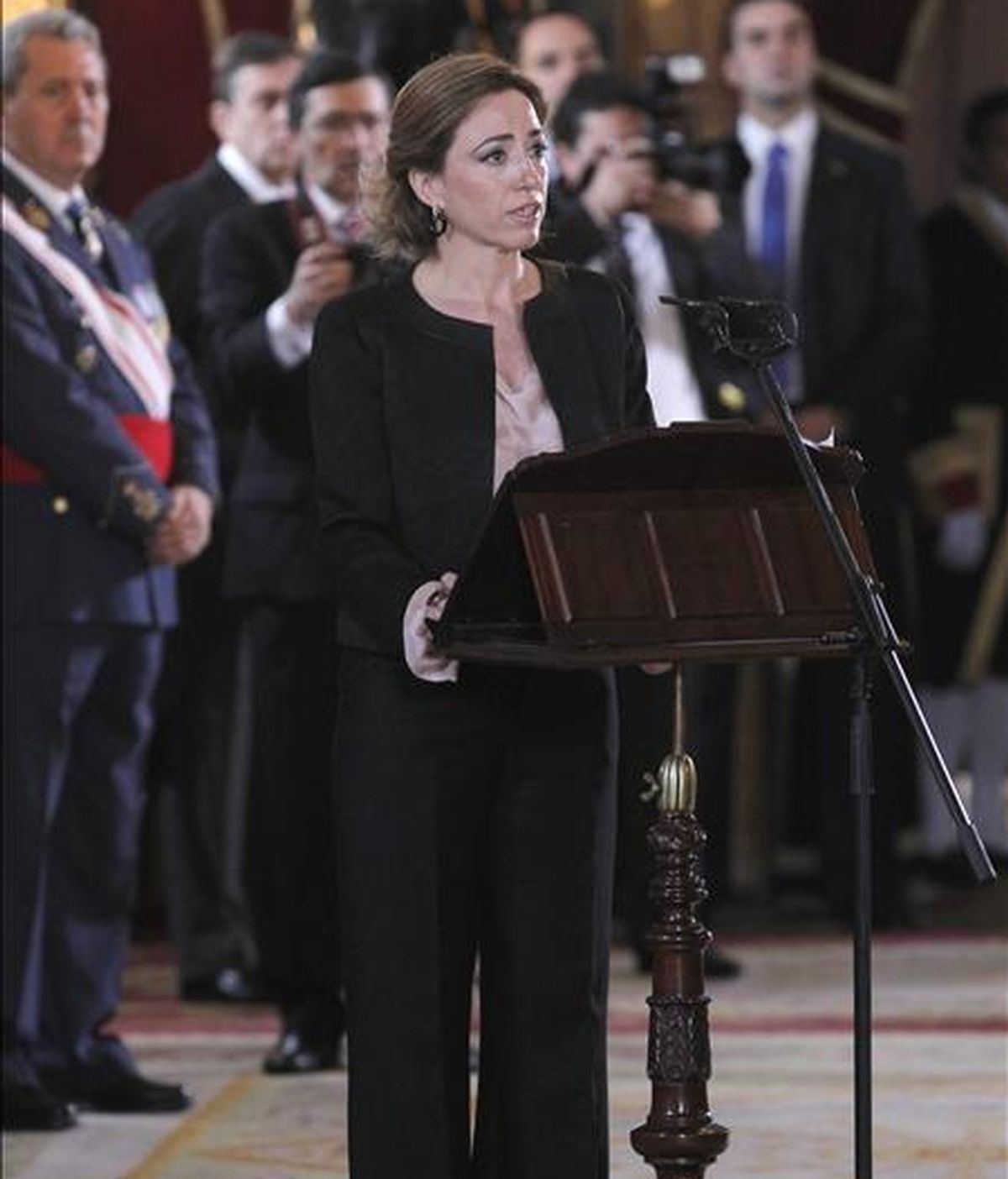 La ministra de Defensa, Carme Chacón, durante su intervención en el acto que, presidido por el rey, se ha celebrado en el Palacio Real con motivo de la Pascua Militar. EFE