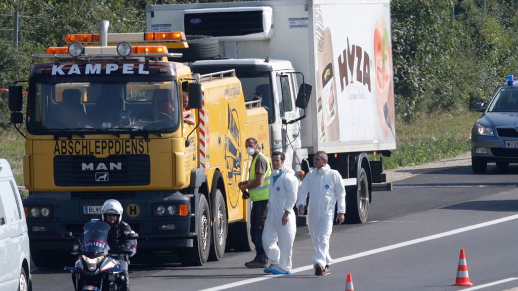 Encuentran a decenas de refugiados muertos en el interior de un camión en Austria