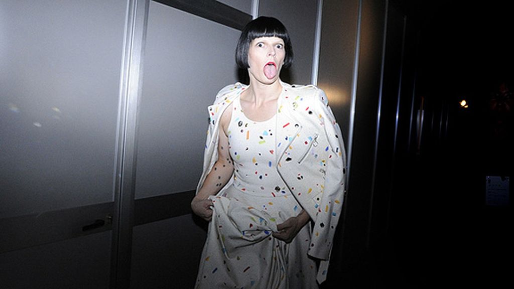 Bimba Bosé, bromea con nuestra cámara tras la tensión del desfile