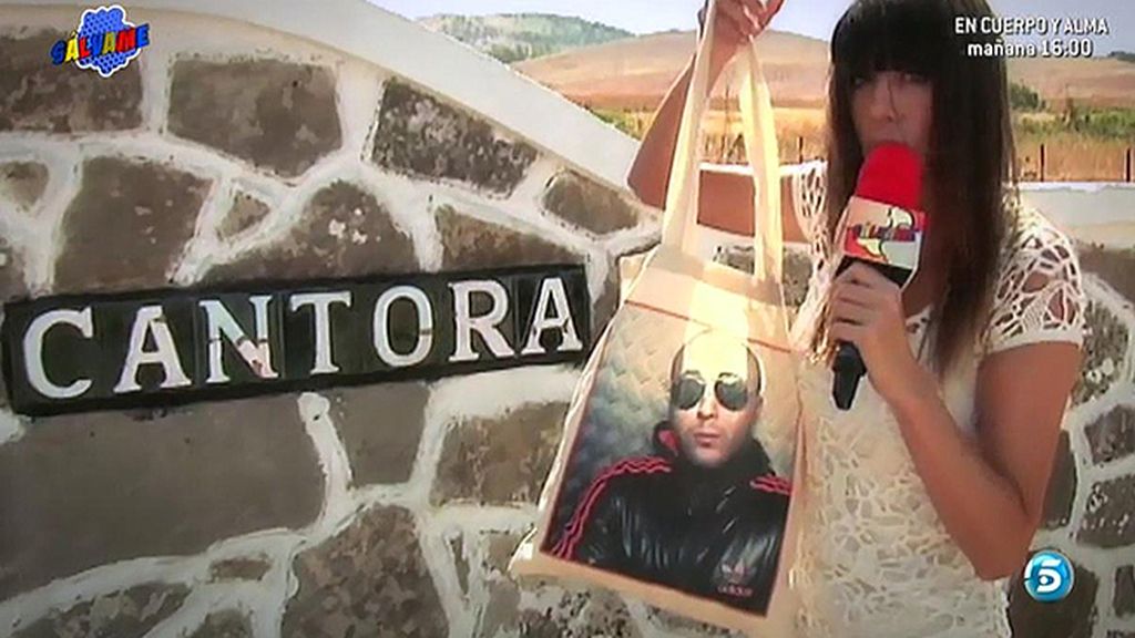 Un bolso con las fotos de Kiko Rivera y los colaboradores del programa