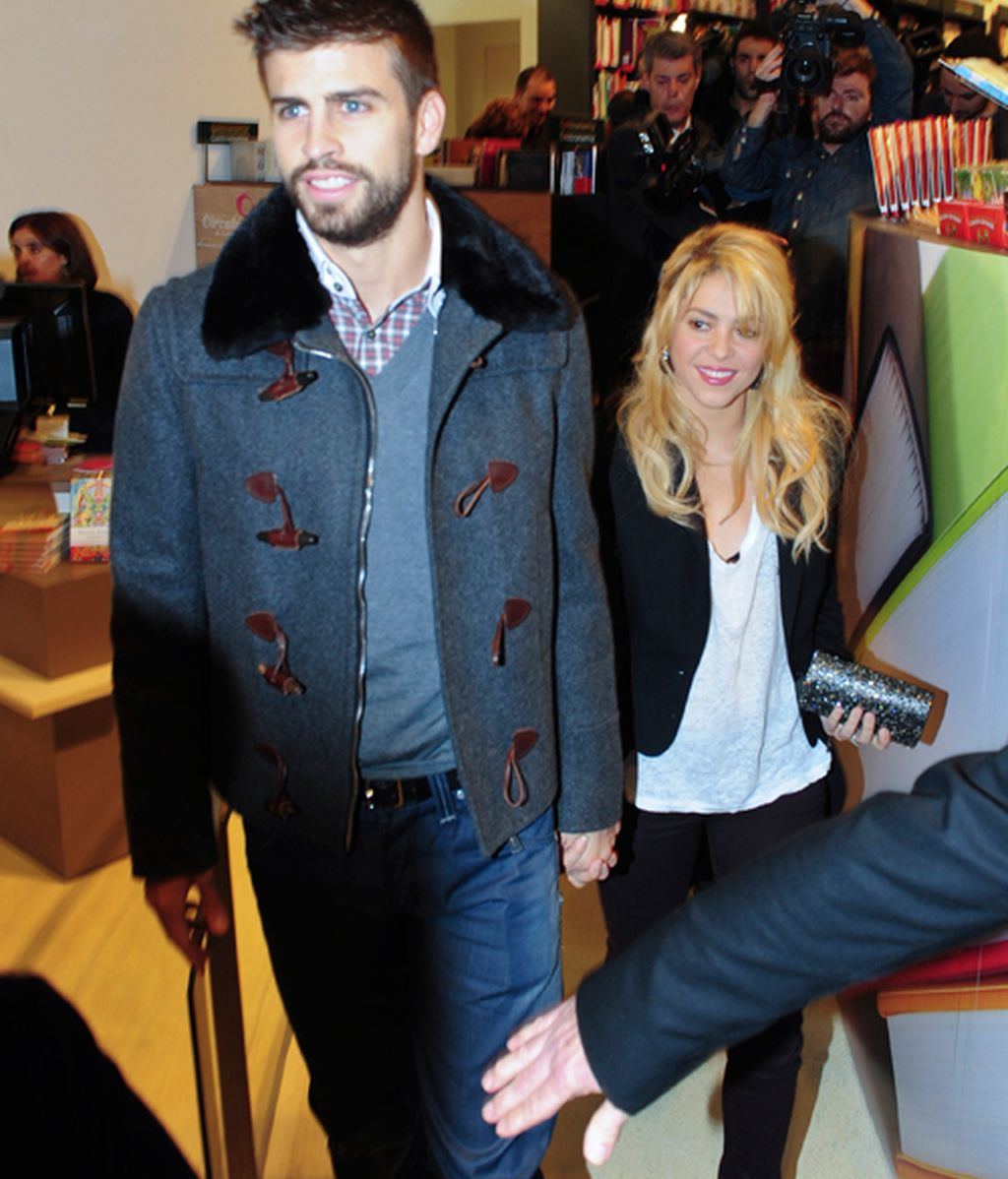 Gerard Piqué se lleva a Shakira a la presentación del libro de su padre