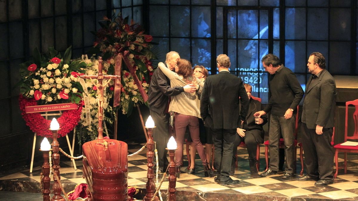 La actriz Maribel Verdú da el pésame a la familia a su llegada a la capilla ardiente de Amparo Rivelles, instalada en el Teatro Alcázar Cofidis