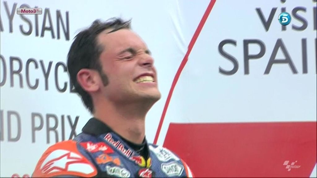 Cortese no puede aguantar su emoción en lo alto del podio de Malasia