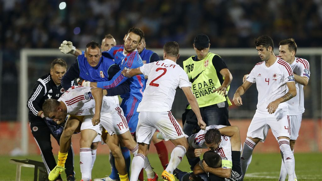 Se suspende el Serbia-Albania por una batalla campal entre jugadores y afición