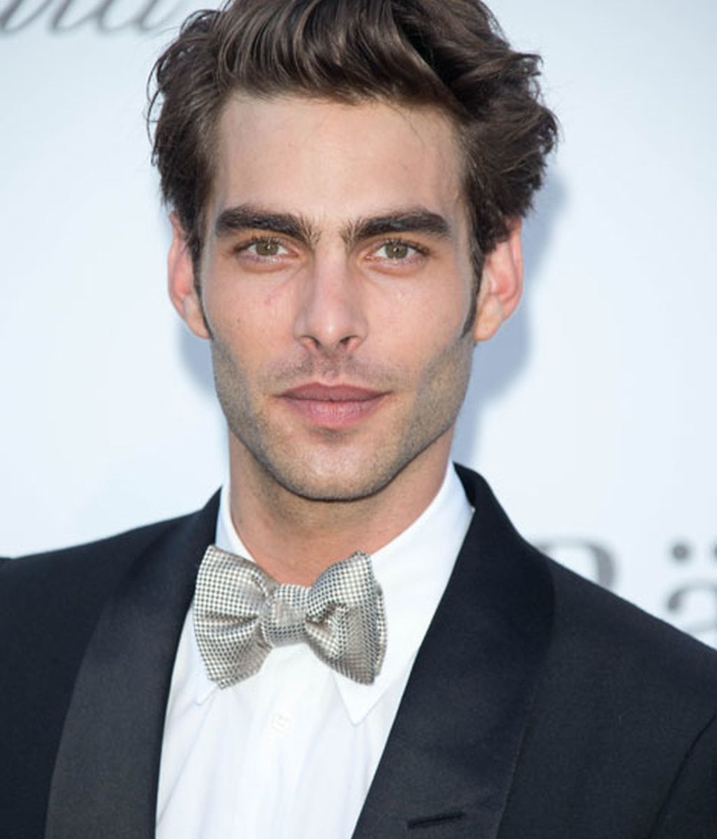 El modelo Jon Kortajarena eligió una pajarita gris