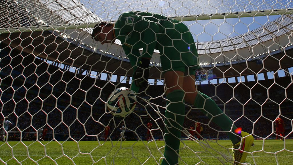 El guardameta belga sólo pudo ir a buscar el balón a la red