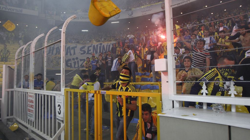 Duro enfrentamiento de los hinchas del Fenerbahce con la policía