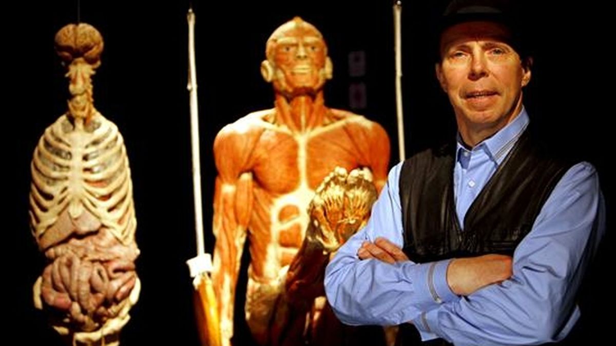 El profesor alemán Gunther von Hagens, inventor del método de "plastinación", posa para los medios ante una de sus obras "plastinadas" que forma parte de la exposición "Body Worlds: el ciclo de la vida" en el museo de arte moderno de Estambul (Turquía). EFE/Archivo