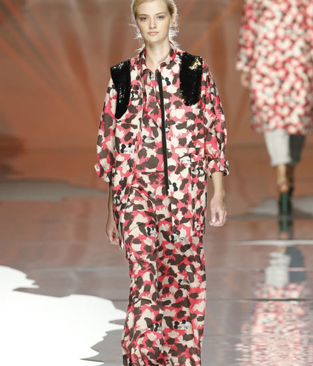 Siluetas fluidas y prints marineros