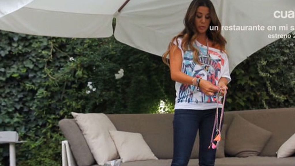 Vestido negro y complementos 'fluor' para las noches de fiesta