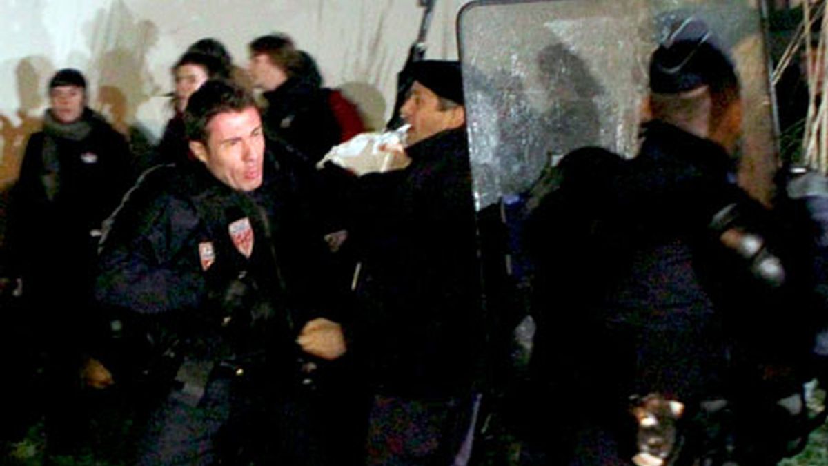 Agentes antidisturbios de la Policía Nacional francesa cargan contra un grupo de simpatizantes de Iraitz Guesalaga. Vídeo: Informativos Telecinco.