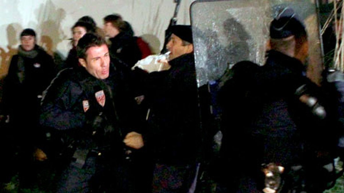 Agentes antidisturbios de la Policía Nacional francesa cargan contra un grupo de simpatizantes de Iraitz Guesalaga. Vídeo: Informativos Telecinco. Agentes antidisturbios de la Policía Nacional francesa cargan contra un grupo de simpatizantes de Iraitz Guesalaga. Vídeo: Informativos Telecinco.