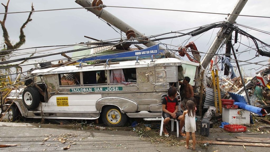 El súper tifón azota la ciudad Haiyan Tacloban en el centro de Filipinas