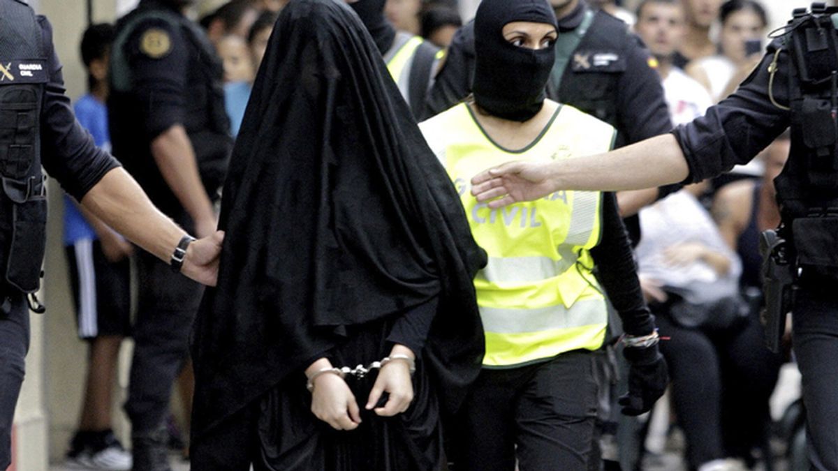 Supuesta yihadista sale de su domicilio en Gandía detenida por Guardia Civil