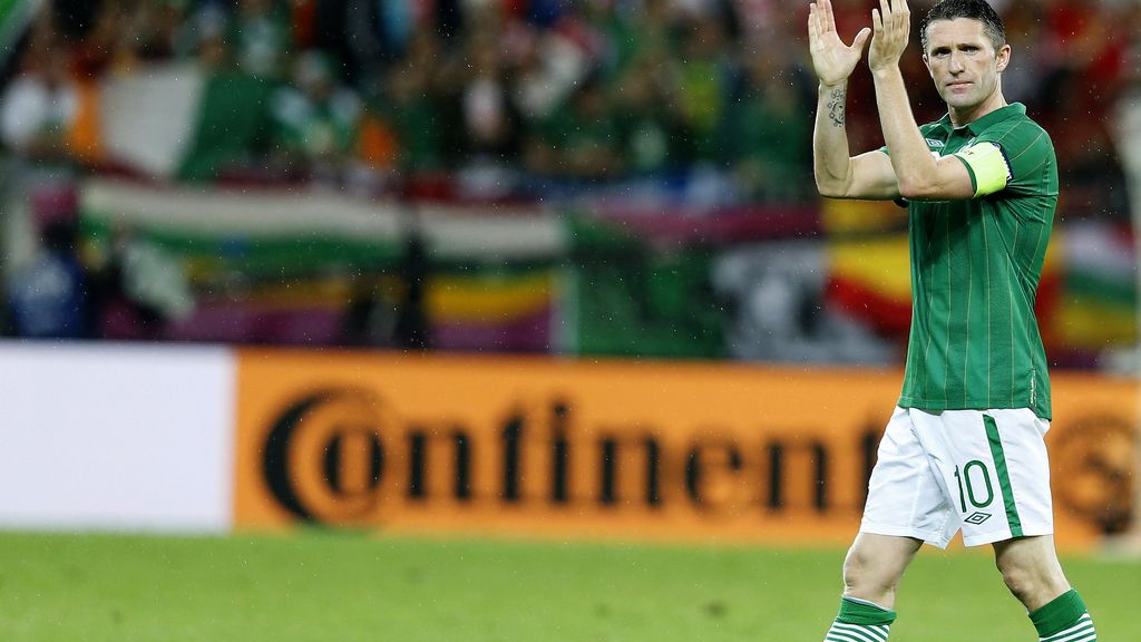 El capitán de Irlanda, Robbie Keane saluda a la afición tras la derrota con La Roja