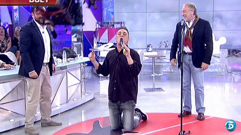 El colaborador despliega sus dotes como cantante