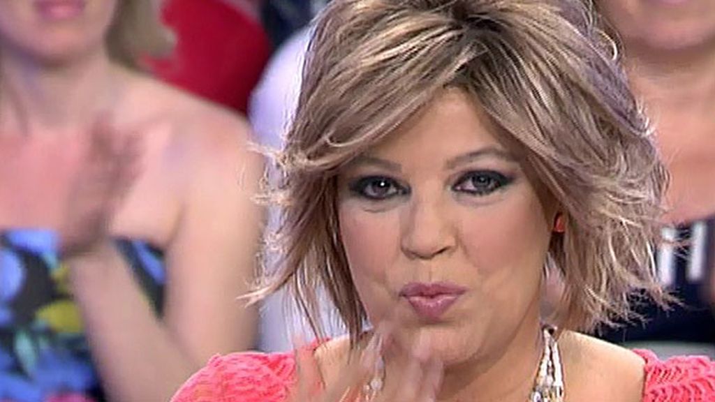 La presentadora abraza a la colaboradora