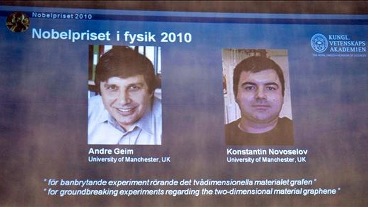 Foto obtenida de una pantalla que muestra a los investigadores rusos Andre Geim (i) y Konstantin Novoselov (d), los ganadores del Premio Nobel de Física 2010 por sus revolucionarios descubrimientos sobre el material bidimensional grafeno. EFE