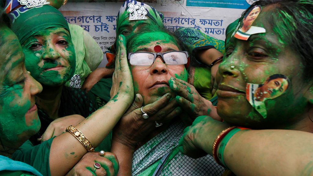 Partidarios de Trinamool Congress celebran los resultados de las elecciones en una comunidad hindú