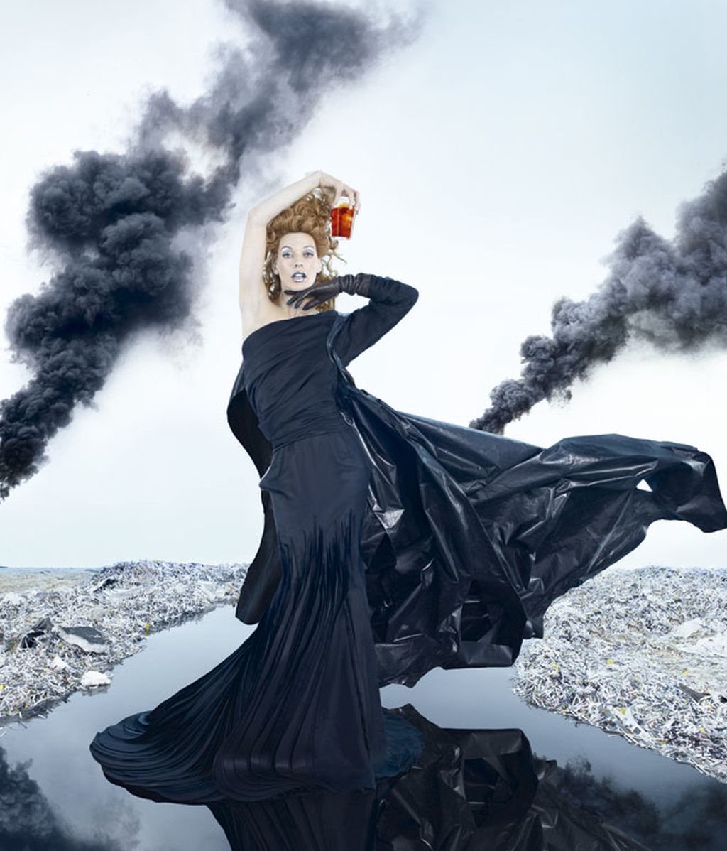 Milla Jovovich anuncia el fin del mundo en el calendario Campari