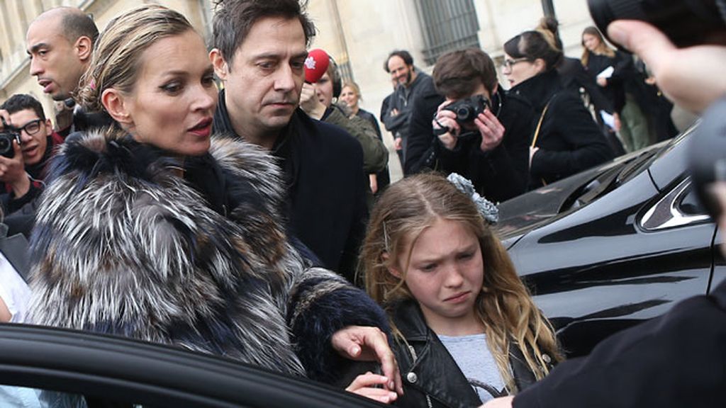 Kate Moss llega a la Fashion Week de París con su ¿familia feliz?