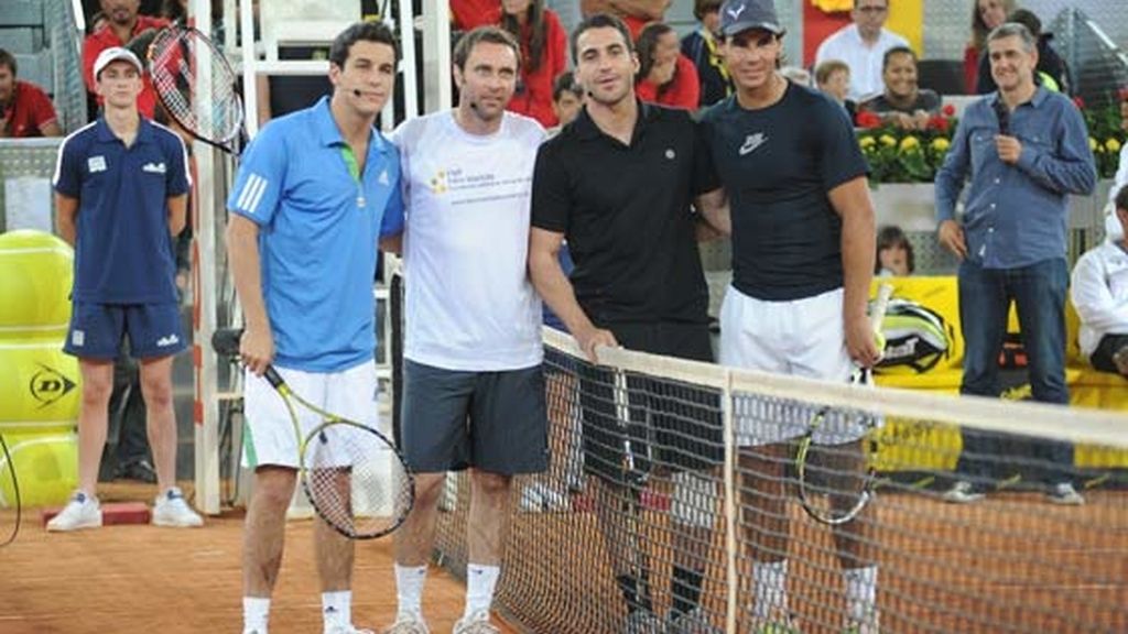 Miguel Ángel Silvestre y Mario Casas, tenistas solidarios