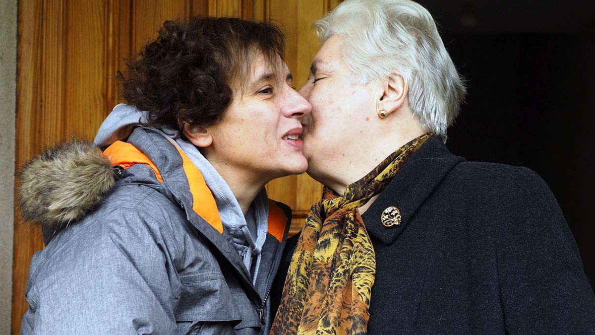 Teresa Romero besa a su madre en su casa de Galicia